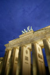Berlin  Brandenburger Tor bei Daemmerung