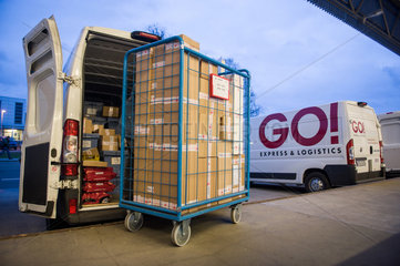 Berlin  Deutschland  Pakete bei GO Express und Logistics Berlin werden verladen