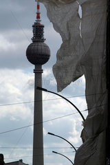 Berlin  Fernsehturm und flatterende Baustellenplane