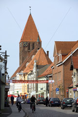 Grimmen  Altstadt mit Sankt-Marien-Kirche und Schriftzug: Herzlich Willkommen