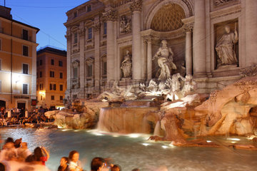 Rom  Italien  abends am Trevi-Brunnen