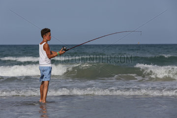 Cocoa Beach  USA  Junge angelt am Strand