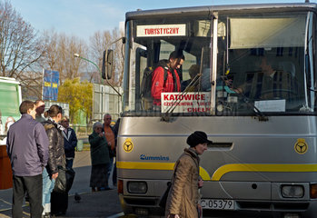 Kattowitz  Polen  ein Linienbus an einer Haltestelle des Busbahnhofs