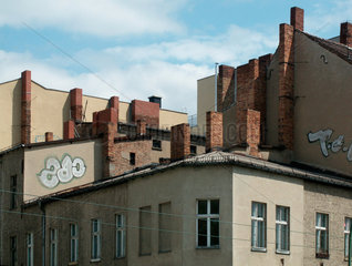 Berlin  Kamine auf dem Dach eines Wohnhauses