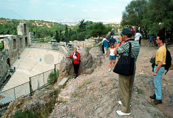 Touristen vor dem Odeon des Herodes Atticus  Athen