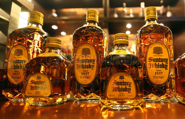 Tokio  Japan  Flaschen mit Suntory Whisky