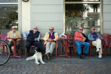 Tirano  Italien  Rentner sitzen in einem Strassencafe