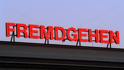 Das Wort Fremdgehen in Leuchtbuchstaben am Hamburger Bahnhof