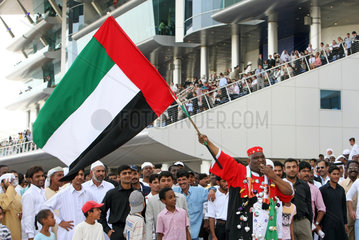 Dubai  Vereinigte Arabische Emirate  Mann schwenkt die Nationalfahne der VAE