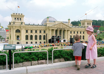 Kinder vor dem Reichstagsmodell im deutschen Legoland