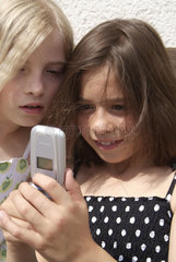Riedlingen  Deutschland  2 Maedchen spielen mit einem Handy