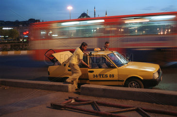 Menschen steigen in ein Taxi  Istanbul