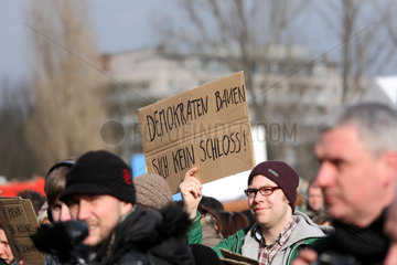 Potsdam  Deutschland  Demonstranten bei der Grundsteinlegung des Brandenburger Landtags