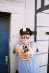 Hamburg  Deutschland  amerikanischer Polizist zielt mit Revolver