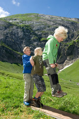 Blatti Alm  Schweiz  Jungen spielen gemeinsam auf einer Almwiese