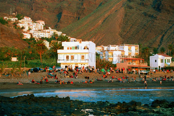 Playa del Ingles  Strand mit Touristen und Einheimischen
