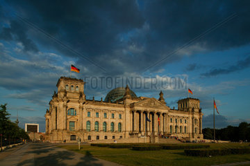 Berlin  Reichstag und dramatisch bewoelkter Abendhimmel