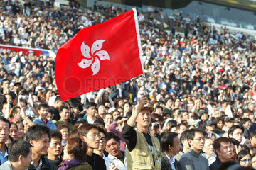 Ein Hongkongchinese mit einer Flagge von Hong Kong