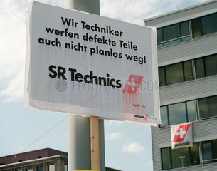Zuerich  Schweiz  Plakat von Mitarbeitern der SR Technics an einem Laternenmast