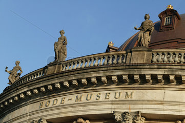 Berlin  Statuen auf dem Dach des Bode-Museums
