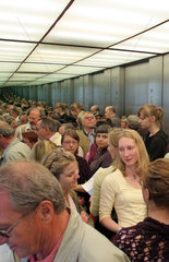 Berlin  Deutschland  Menschen in einem Fahrstuhl