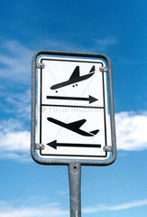 Schild mit Symbolen fuer Start und Landung von Flugzeugen