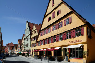 Dinkelsbuehl  Deutschland  Wohngebaeude und Restaurants in der Segringer Strasse