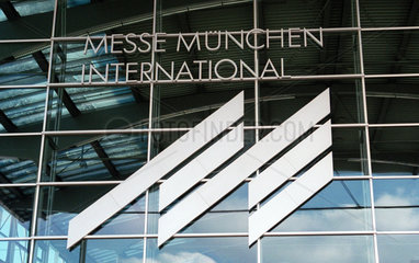 Logo der Messe Muenchen International am Haupteingang