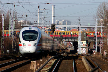 Berlin  ICE und S-Bahn am Ostkreuz
