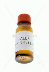 Braune Glasflasche mit einem Etikett als AIDS Heilmittel