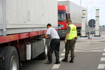 Koroszczyn  Polen  polnischer Grenzschuetzer bei der Kontrolle eines LKWs bei der Einfuhr