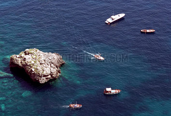 Capri  Motorboote ankern in der Bucht