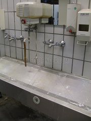 Berlin  Deutschland  Waschbecken in einer Fabrik
