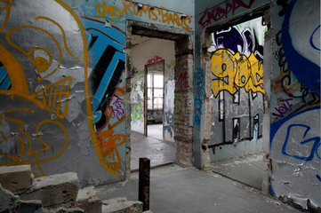 Berlin  Deutschland  Ruinen alter Fabrikhallen in der Revaler Strasse