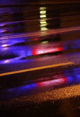 Zoppot  Polen  Reflektion von Leuchtreklamen auf nasser Strasse