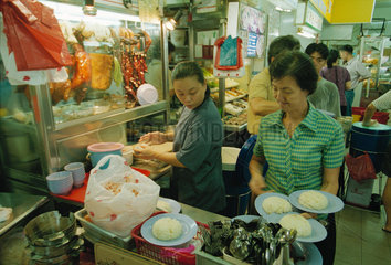 Essensausgabe in einem Hawkerrestaurant mit chinesischer Kueche  Singapur
