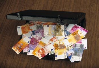 Aktenkoffer voller Eurogeldscheine