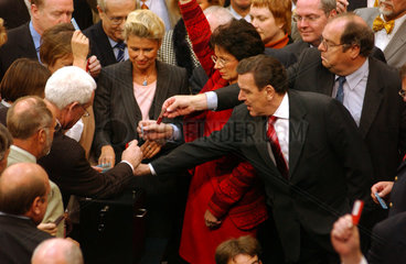 Bundeskanzler Gerhard Schroeder (SPD) bei der Abstimmung ueber die Hartz-Reform