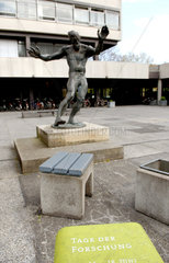 Braunschweig  eine Statue am Audimax der TU Carolo-Wilhelmina