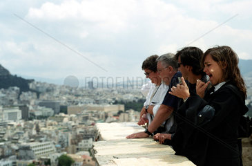 Touristen blicken von der Akropolis  Athen