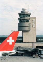 Zuerich  Schweiz  Tower des Flughafen Kloten mit Swissair Flugzeug im Vordergrund