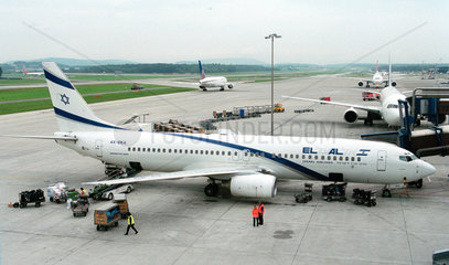 Flugzeug der israelischen El Al am Terminal in Zuerich