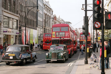 Dichter Verkehr auf der Oxford Street in London