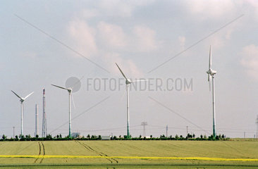 Windkraftanlagen  Baeumchen  Deutschland
