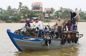 Vietnam  eine Personenfaehre ueberquert ein Gewaesser