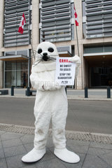Berlin  Deutschland  Protestaktion der Peta Tierschuetzer gegen die Robbenjagd