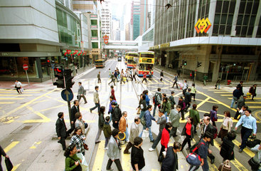 Stadtansicht mit Verkehr und Fussgaengern  Hongkong