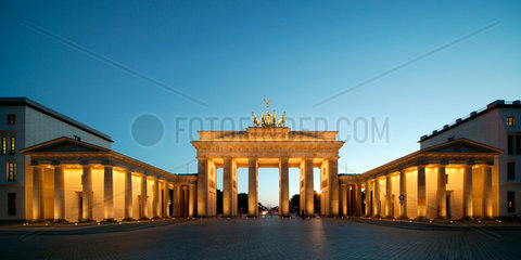 Berlin  Brandenburger Tor und Pariser Platz bei Daemmerung