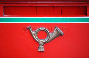 Budapest  Ungarn  Posthorn auf einem roten Briefkasten