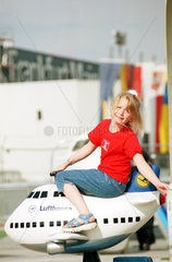 Maedchen auf einem Flugzeugmodell auf dem Flughafen Frankfurt/Main